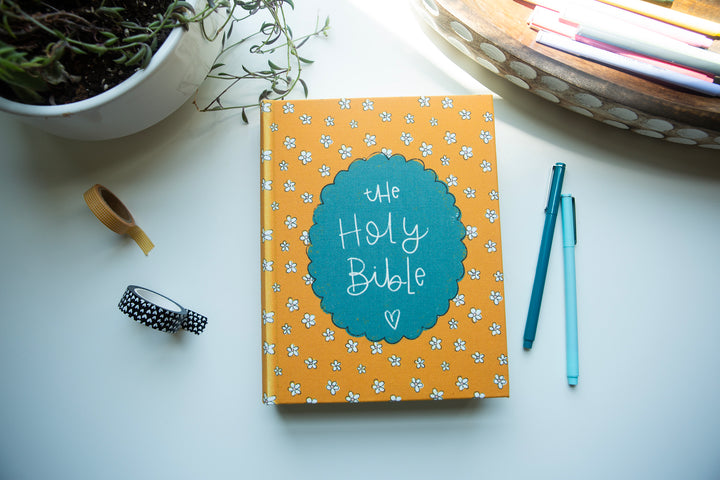 Cheerful Daisy ESV Journaling Bible - Kingfolk Co