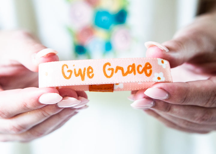 Give Grace Daisy Stretchy Bracelet - Kingfolk Co